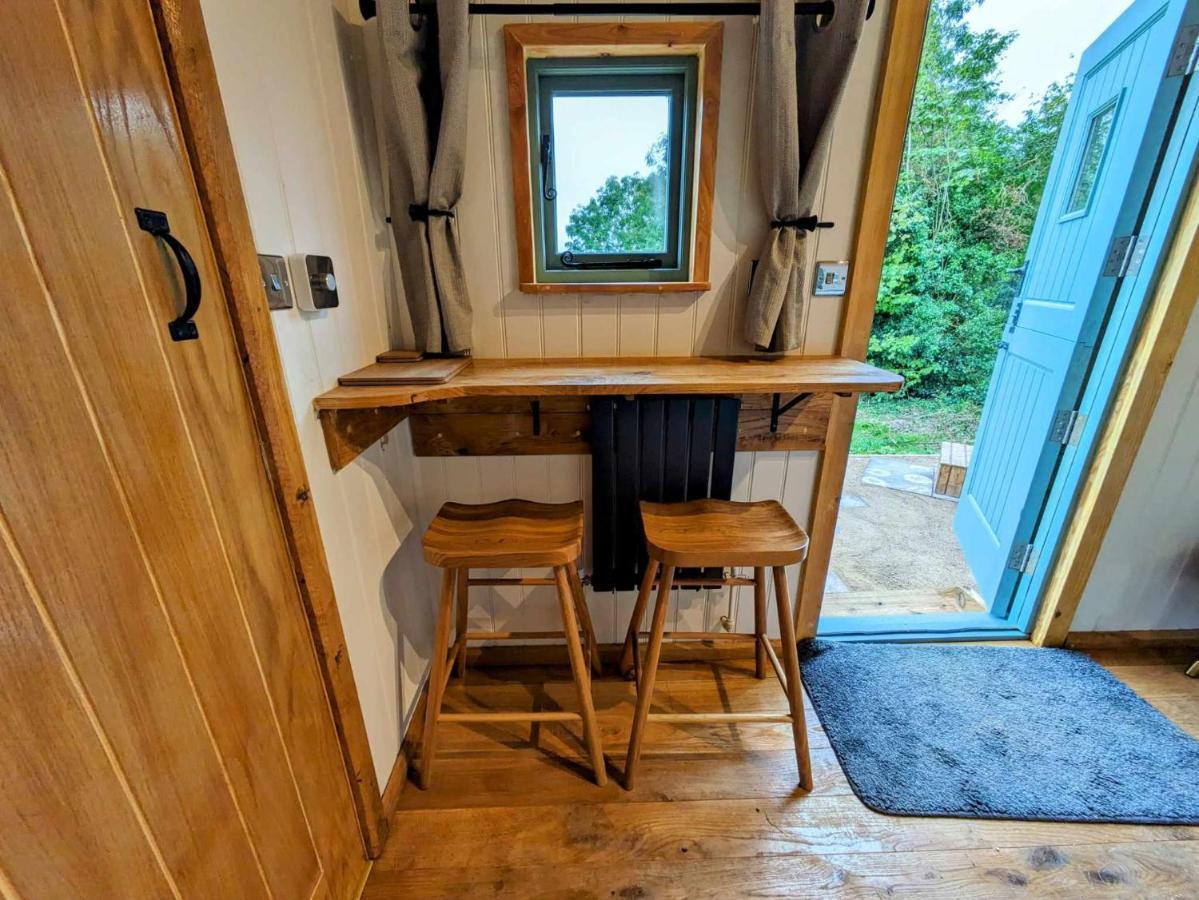 Romantic Nature Retreat, Luxury Glamping & Stargazing Views - Dragonfly Shepherd Hut Yarpole Luaran gambar