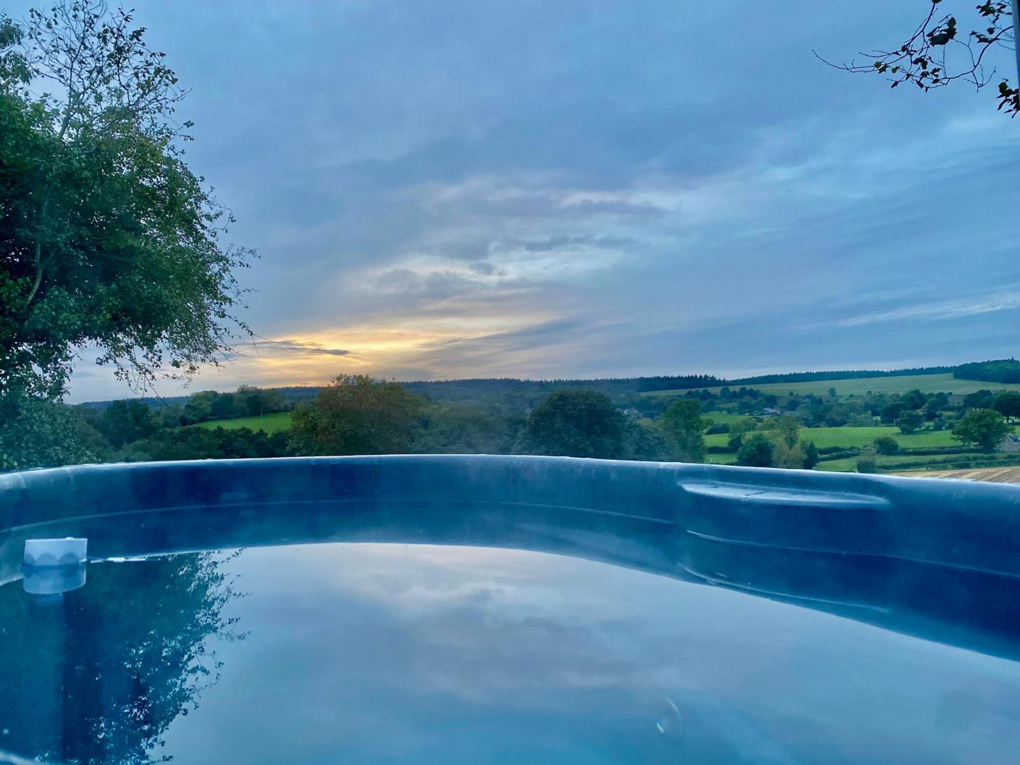 Romantic Nature Retreat, Luxury Glamping & Stargazing Views - Dragonfly Shepherd Hut Yarpole Luaran gambar