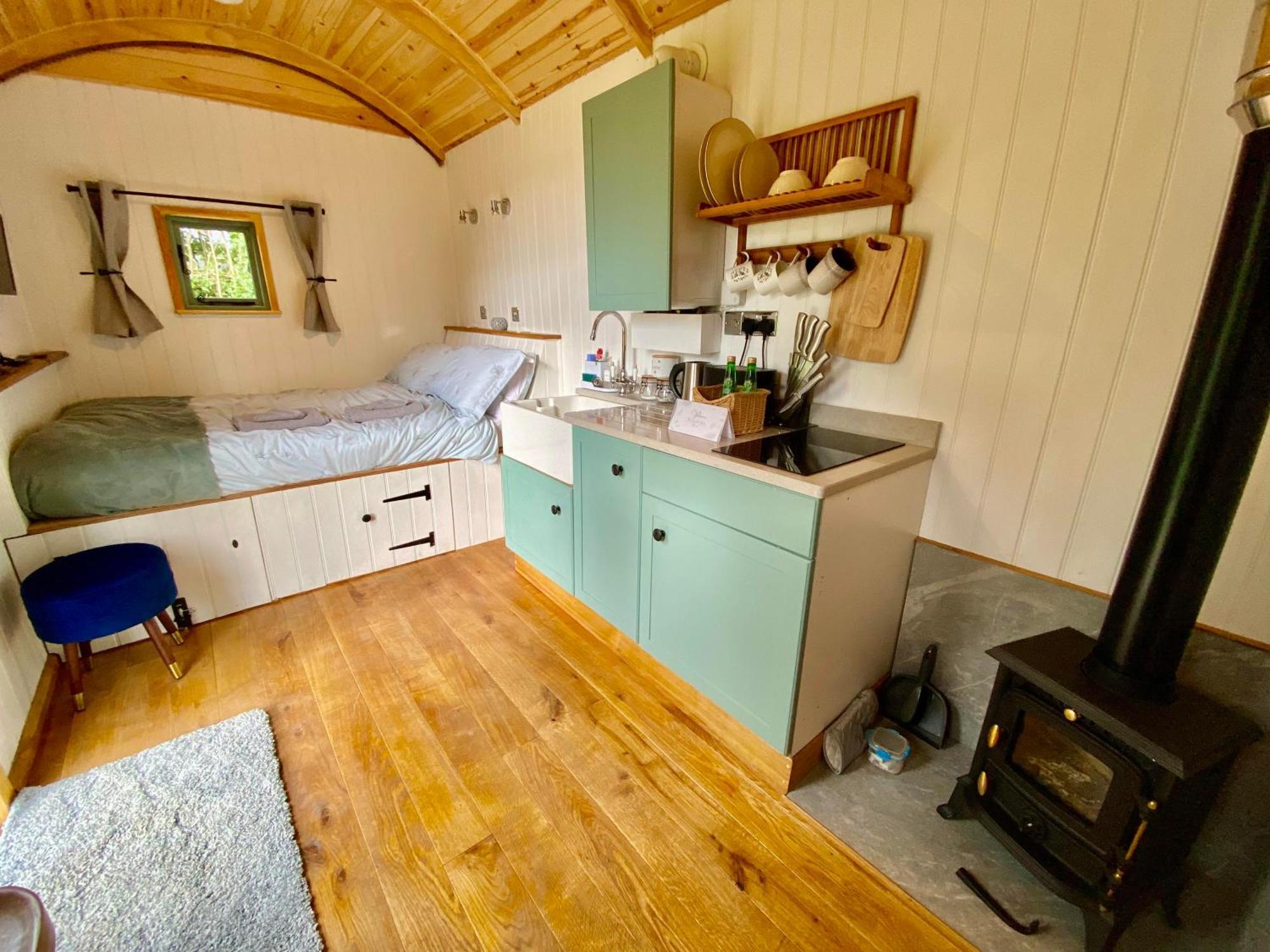 Romantic Nature Retreat, Luxury Glamping & Stargazing Views - Dragonfly Shepherd Hut Yarpole Luaran gambar
