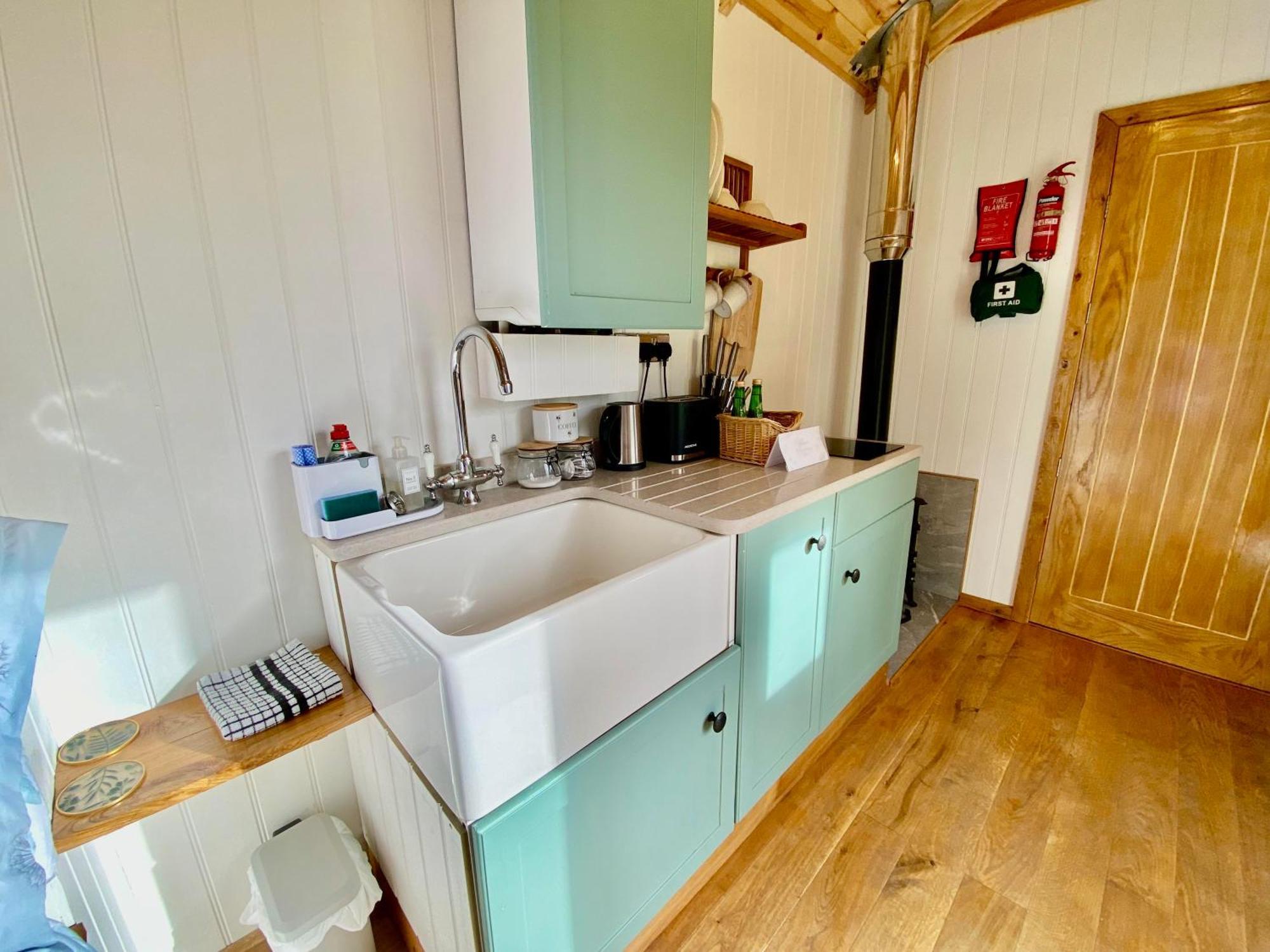 Romantic Nature Retreat, Luxury Glamping & Stargazing Views - Dragonfly Shepherd Hut Yarpole Luaran gambar