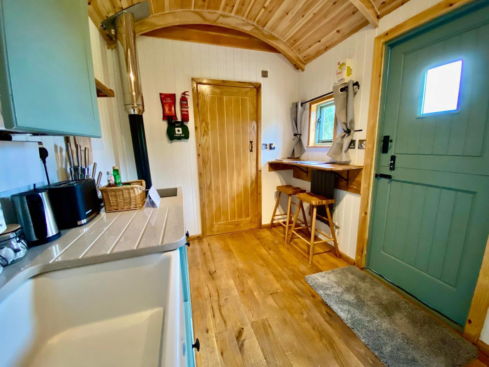 Romantic Nature Retreat, Luxury Glamping & Stargazing Views - Dragonfly Shepherd Hut Yarpole Luaran gambar
