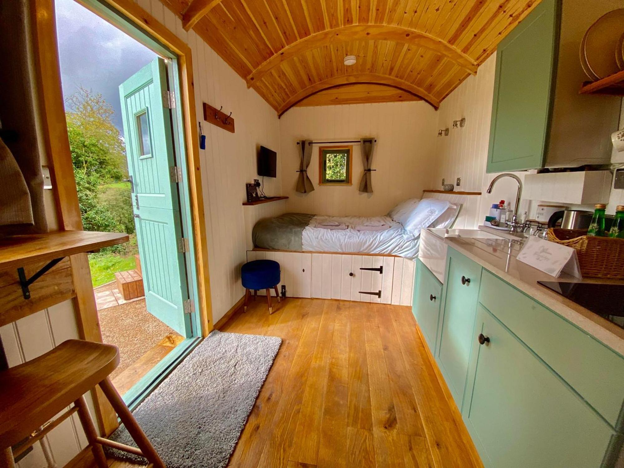 Romantic Nature Retreat, Luxury Glamping & Stargazing Views - Dragonfly Shepherd Hut Yarpole Luaran gambar