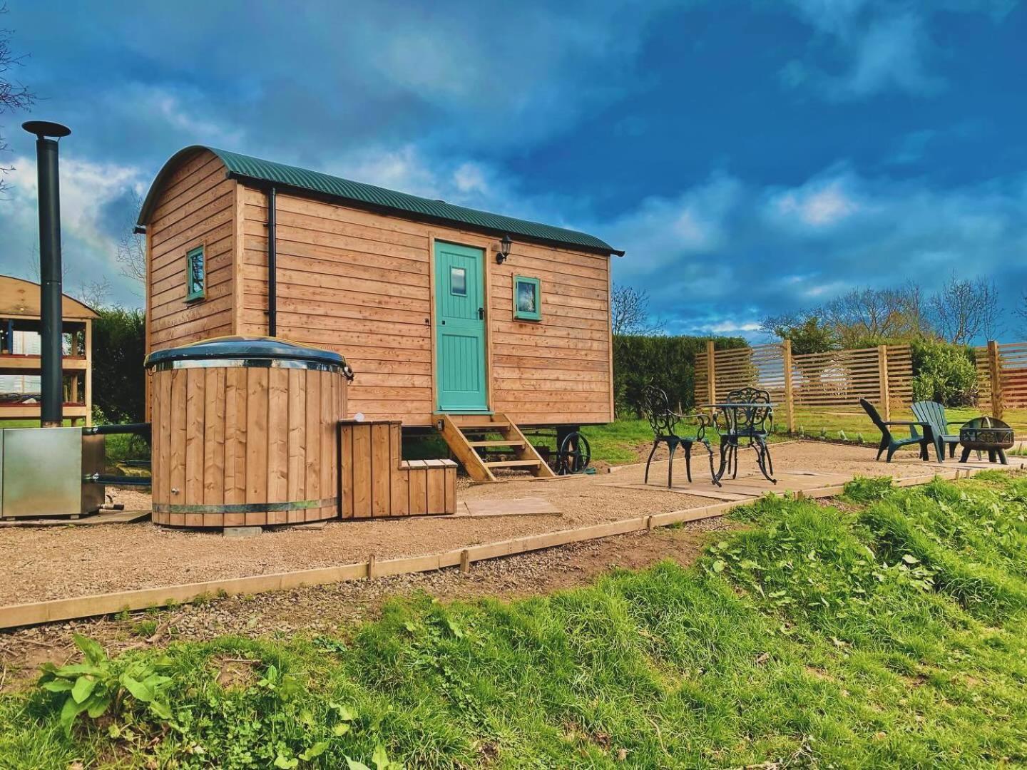 Romantic Nature Retreat, Luxury Glamping & Stargazing Views - Dragonfly Shepherd Hut Yarpole Luaran gambar