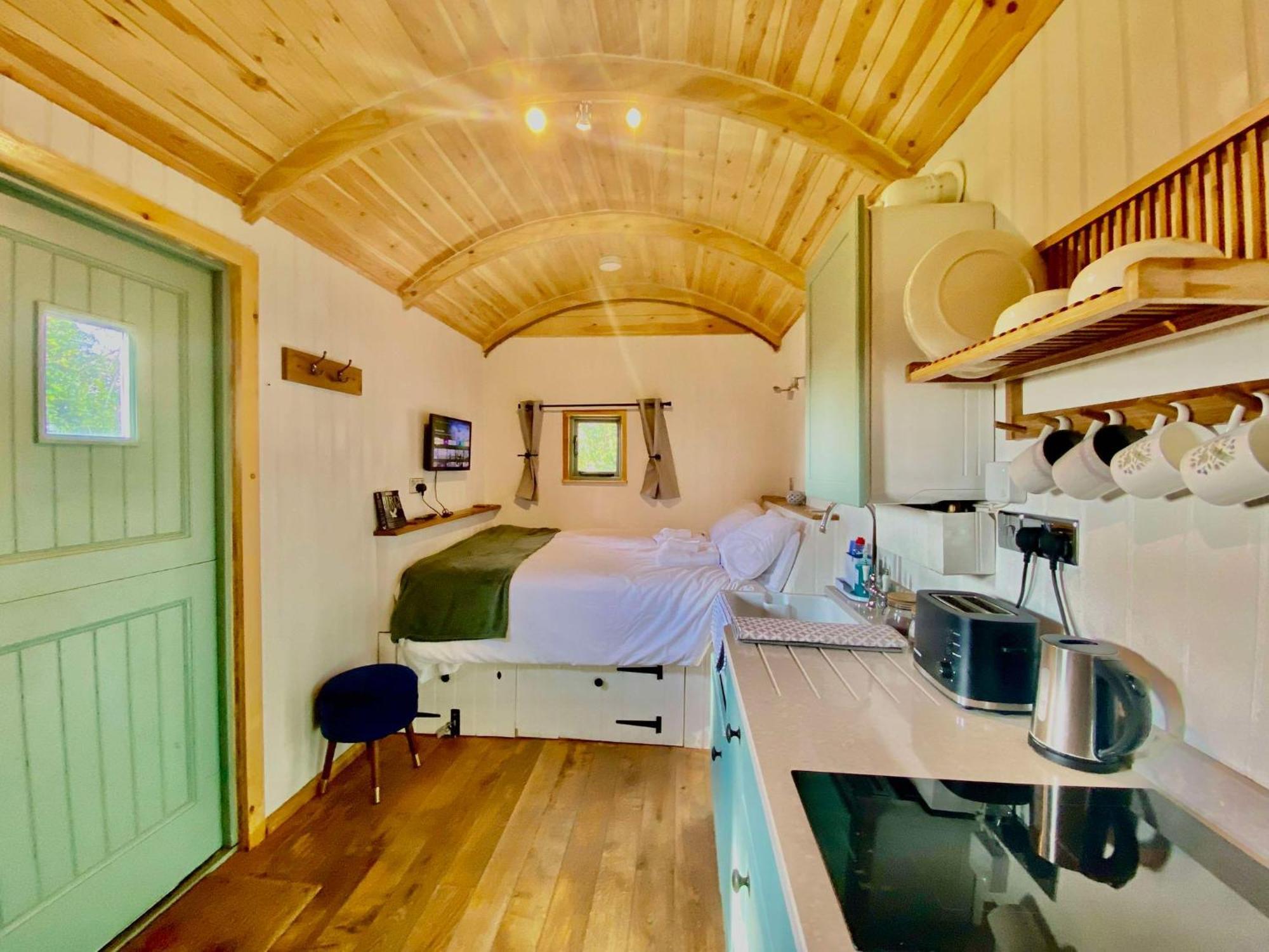 Romantic Nature Retreat, Luxury Glamping & Stargazing Views - Dragonfly Shepherd Hut Yarpole Luaran gambar